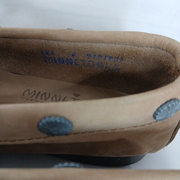 Minnetonka Moccasins Women's Size 6 Tan Leather - Picture 6 of 7
